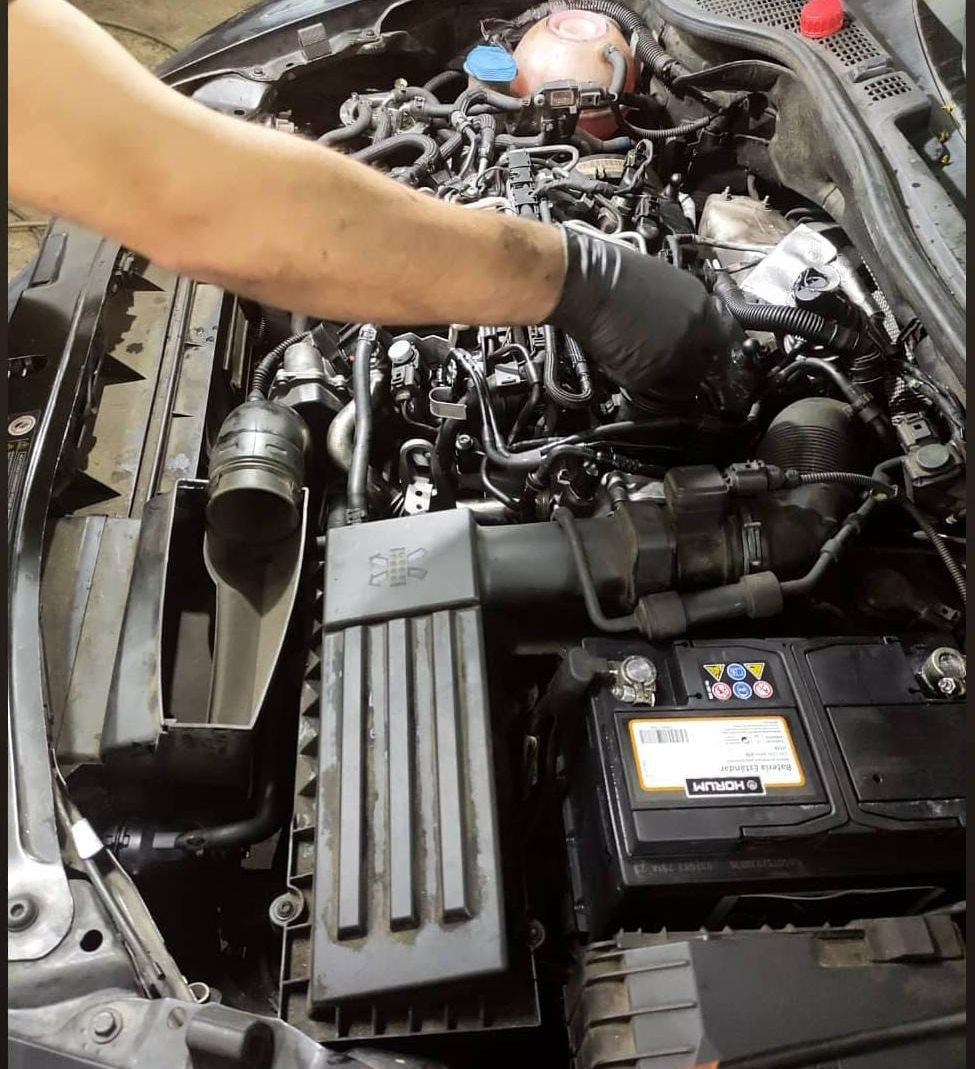 Mecánico reparando un coche